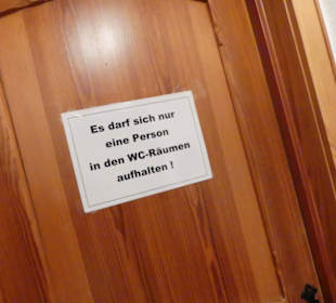 Hinwei an der Toilette