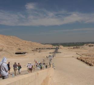 Blick auf Luxor vom Totentempel der Hatschepsut