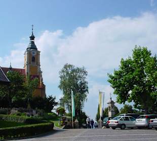 Parkplatz mit Blick zur Wallfahrtskirche