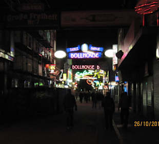 Einblick in die Straße bei Nacht