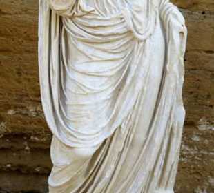 Marmorfigur auf dem Tempelgelände