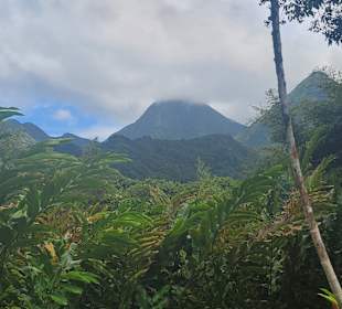 Vulkan im Hintergrund