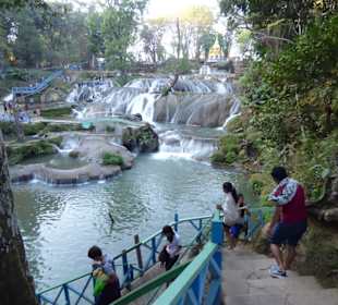Über Brücken und Stege zu den Wasserfällen