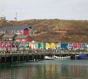 Hafen Helgolands mit ortstypischen "Hummerbuden"