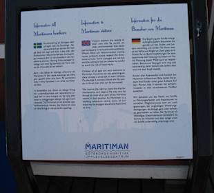 Informationsschilder an jedem Schiff