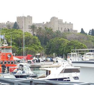 Großmeisterpalast und Hafen von Rhodos