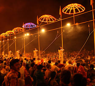 Große allabendliche Zeremonie am Ganges