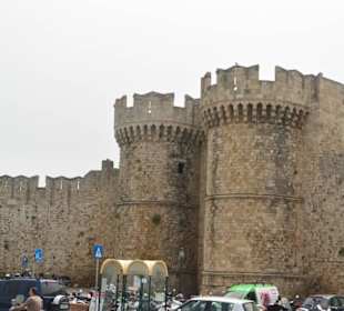 Altstadtmauer am Hafen von Rhodos Stadt