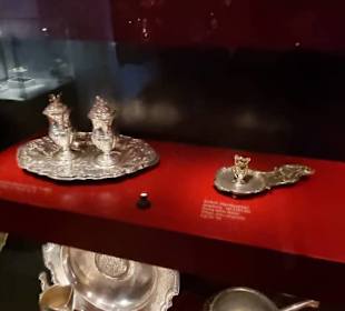 Alles in Vitrinen und PersoSchutz