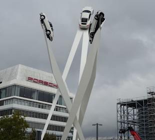 Porscheskulptur im Oktober