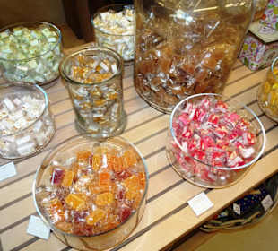 Auslage im Les Calissons du Roy René