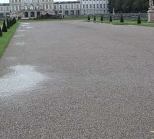Großes Parterre mit Wasserfontäne