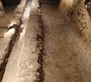 Rechts ein Weg,links Wassergraben