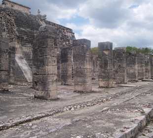 Tempel der Krieger mit Säulengang