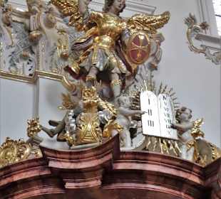 Figuren auf dem Schalldeckel der Kanzel