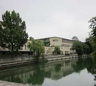 Deutsches Museum mit Isar