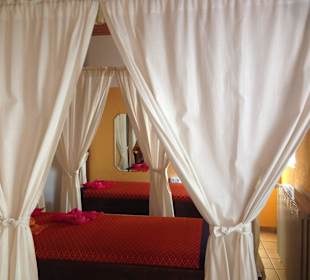 Vorhänge trennen die Massagekabinen