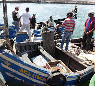 Fischerboote bringen frischen Fisch
