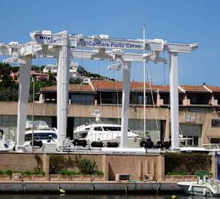 Der Werftbetrieb im Hafen von Porto Cervo