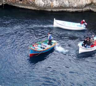 Mit diesen Booten geht es zur Blauen Grotte