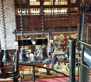 Blick von der Galerie auf die Bar
