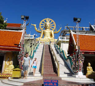 Die Treppe führt zum Buddha