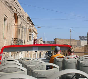 Fahrt durch enge Straßen