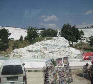 Blick von unten auf die weißen Hänge