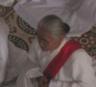 Eine Gläubige während der Zeremonie