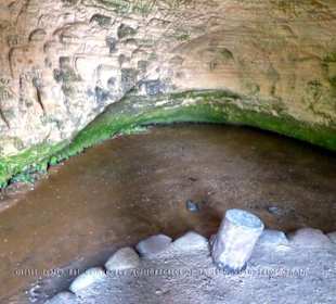 Ein Meer von Fels-Eingravierungen von Besuchern