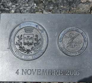 Statue Monumento all'Alpino am Hafen