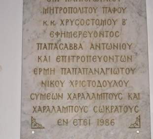 Tafel mit dem vermutlichen Baujahr der Kirche