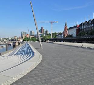Früher Morgen an der Elbpromenade