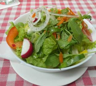 Zum Mittagessen im Biergarten vom Hexenhäusle