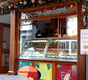 Straßenverkauf des Eiscafés De Fanti