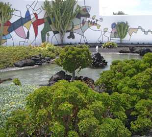 Blick auf Teich und Wandmalerei