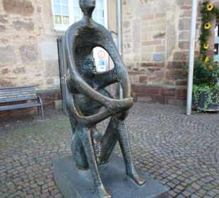 Skulptur vor dem Rathaus