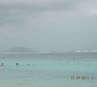 Eine Badewanne mit türkisfarbigem Wasser 