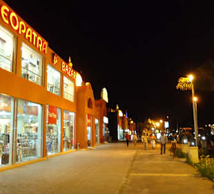 Shoppingmeile gegenüber vom Hotel