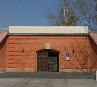 Zugang zum Katyn-Museum (Muzeum Katyńskie)