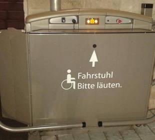 Behinderten-Aufzug am Eingang