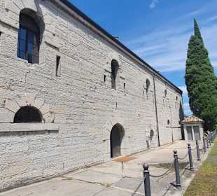 Das Fort seitlich gesehen