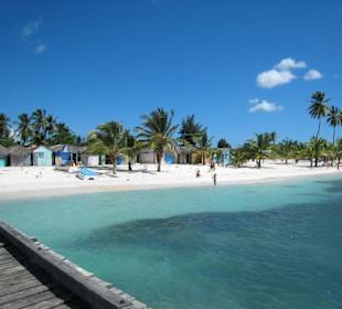 Blick vom Steg auf ein kleines Dorf
