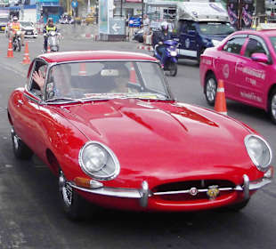 Schöne Oldtimer bei der Parade