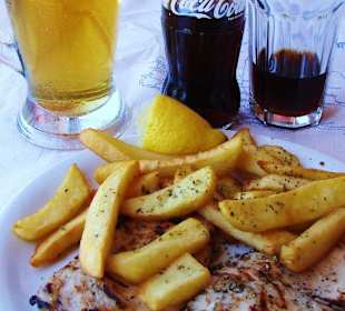 Gegrilltes Kotopoulo in der Petani Strandtaverne