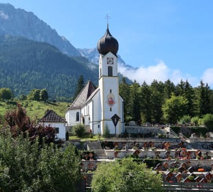Kirche und Friedhof
