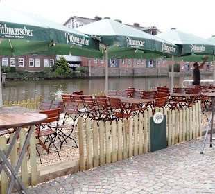 Sitzreihe direkt am Wasser