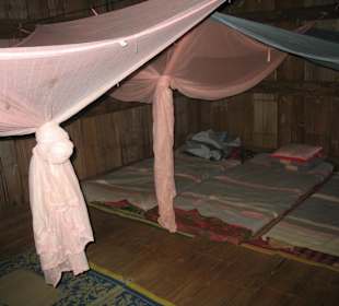 Einfache Schlafplätze in der Hütte