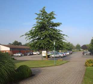 Blick vom Clubhaus auf den Parkplatz