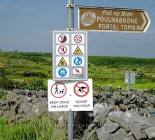 Straßenwegweiser zum Poulnabrone Dolmen